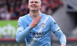 هالاند يتبرع بنسخة نادرة من كتاب تاريخي لمكتبة عامة بمسقط رأسه